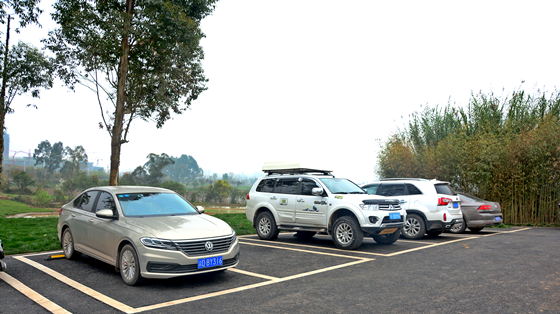 双桂湖国家湿地公园梁山草甸二期入口，修建好的停车场。通讯员 张常伟 摄