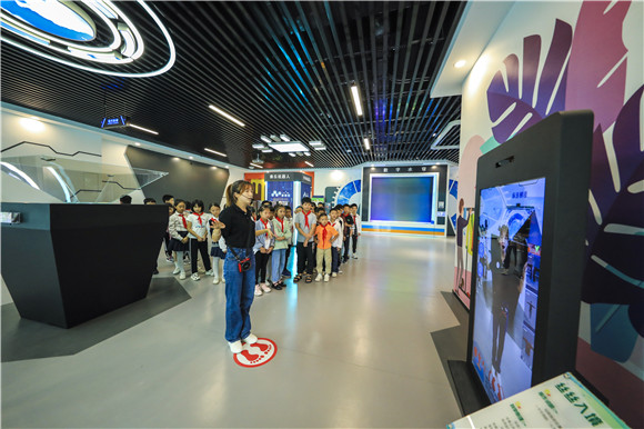 9月18日，市民在梁平区都梁科技馆启蒙科学展厅参观。通讯员 熊伟 摄
